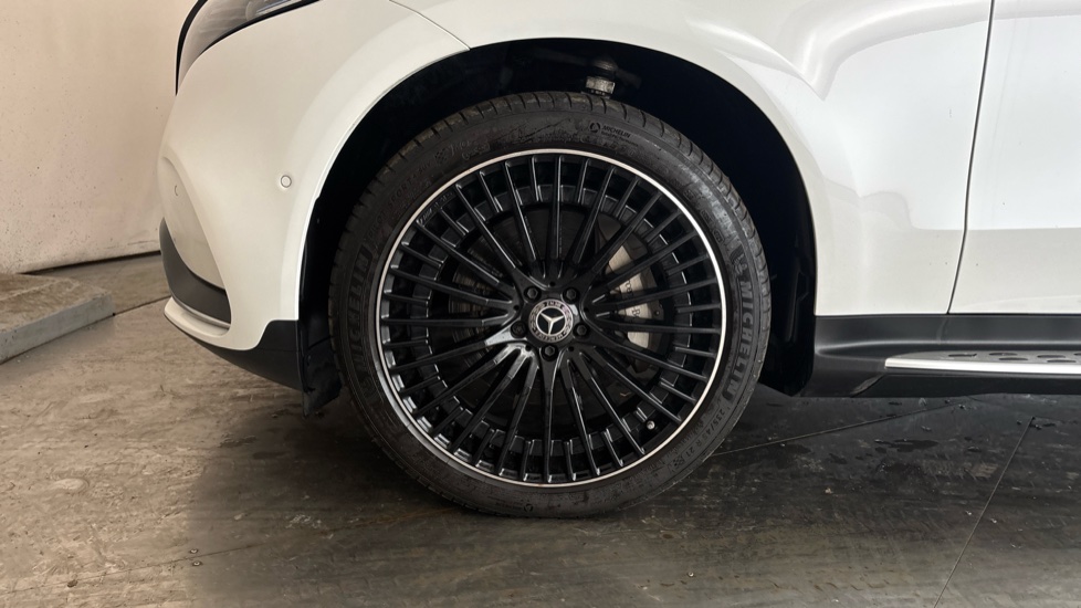 MERCEDES EQC Image 17