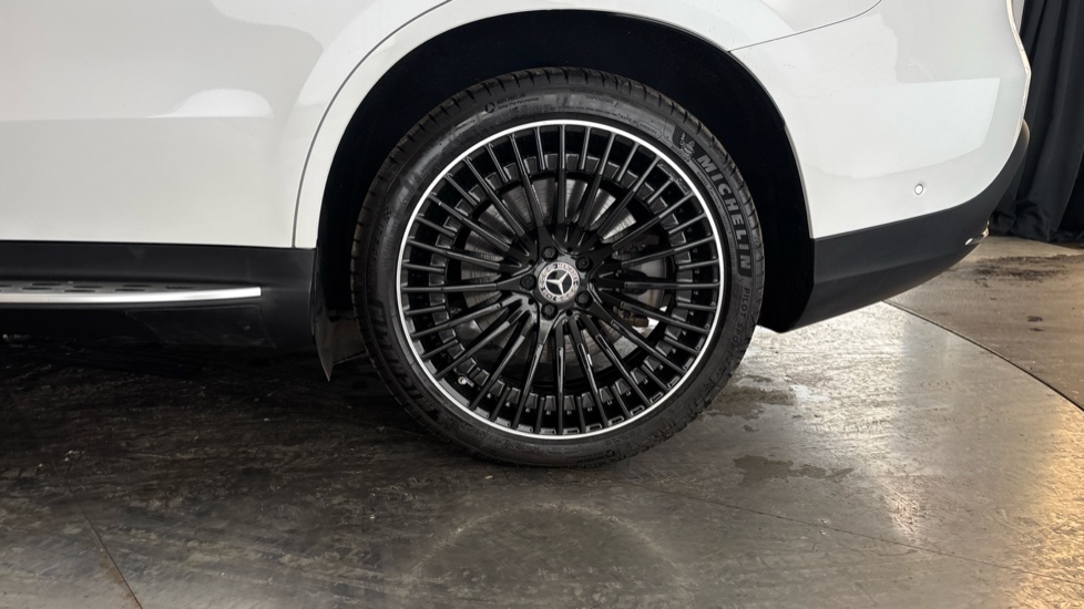 MERCEDES EQC Image 18