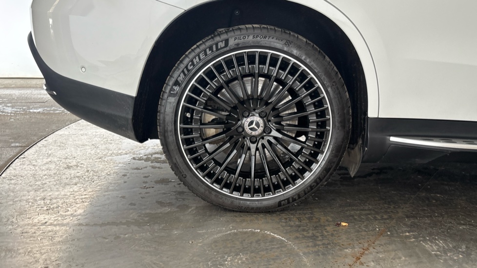 MERCEDES EQC Image 19