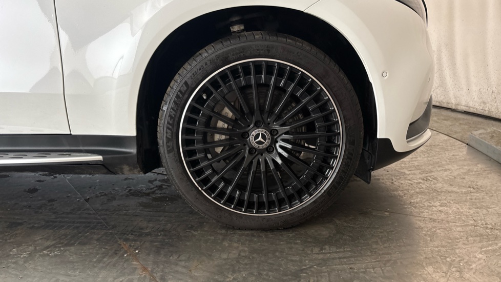 MERCEDES EQC Image 20