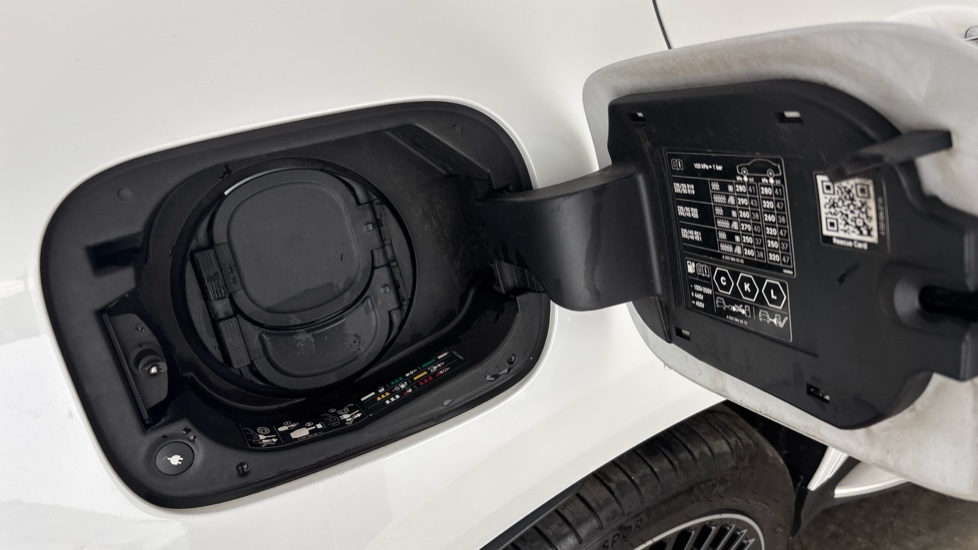 MERCEDES EQC Image 21