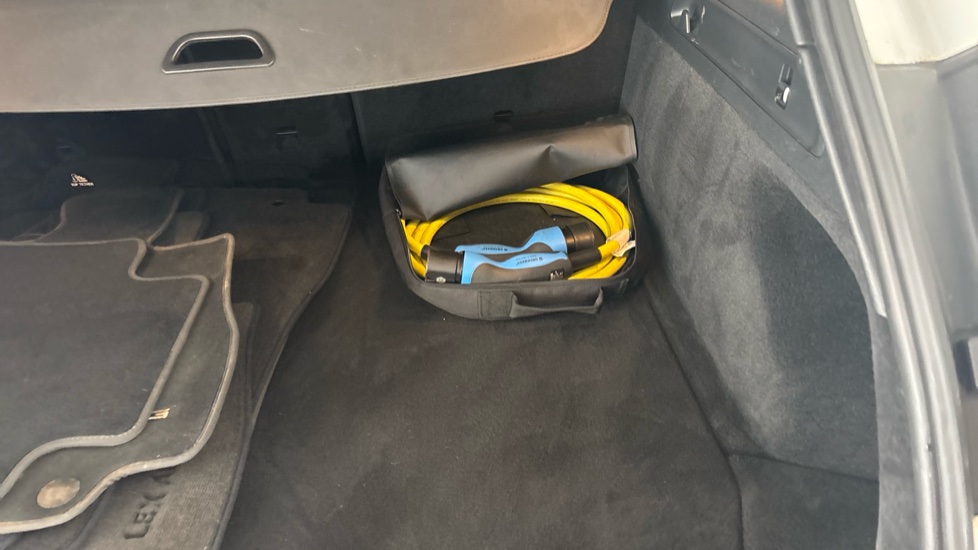 MERCEDES EQC Image 22