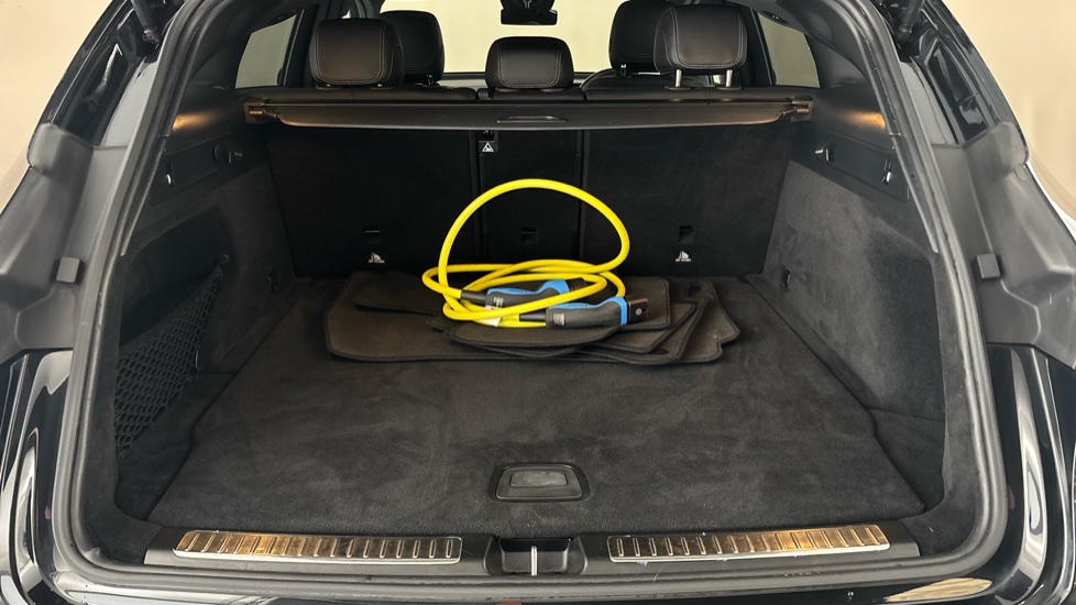 MERCEDES EQC Image 15