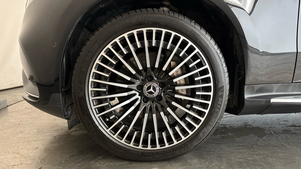 MERCEDES EQC Image 17