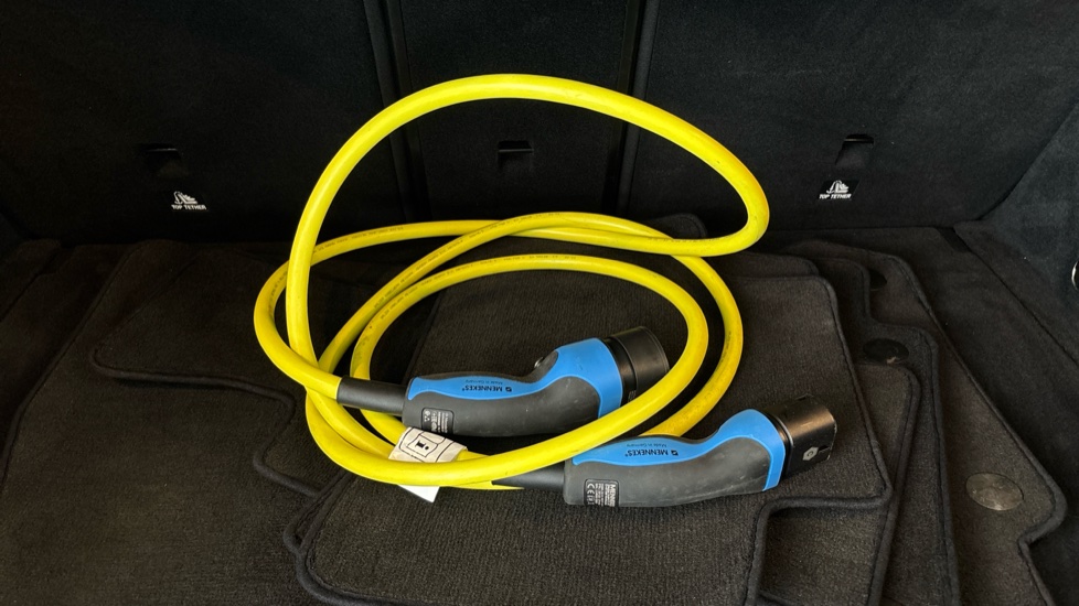 MERCEDES EQC Image 22