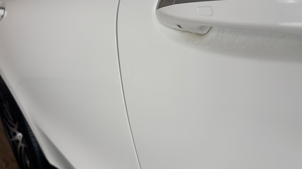 MERCEDES EQC dent