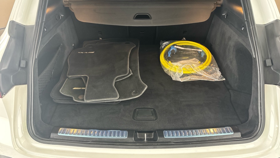 MERCEDES EQC Image 15