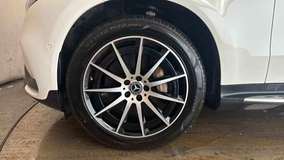 MERCEDES EQC Image 17