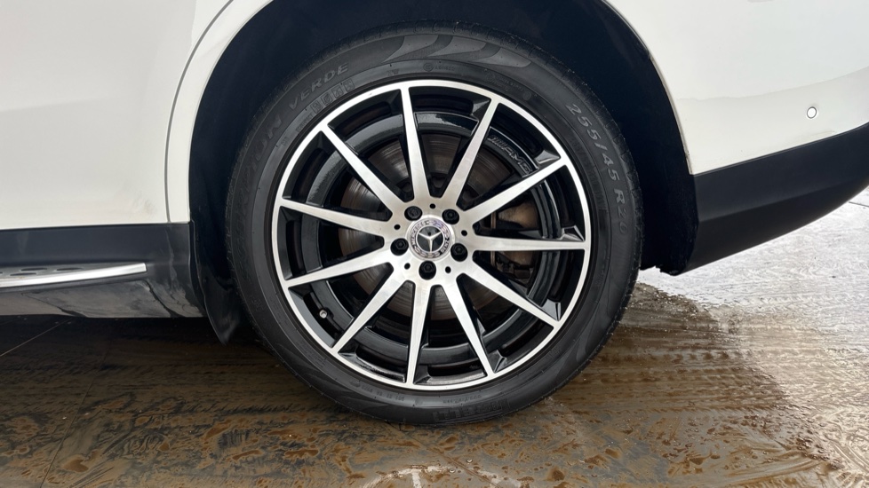 MERCEDES EQC Image 18