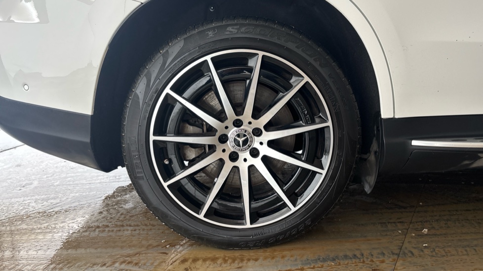 MERCEDES EQC Image 19