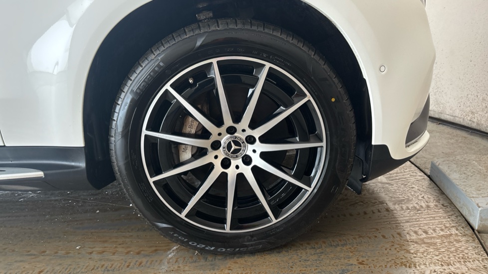 MERCEDES EQC Image 20