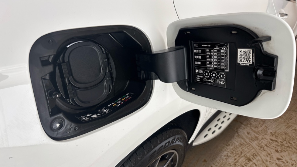 MERCEDES EQC Image 21