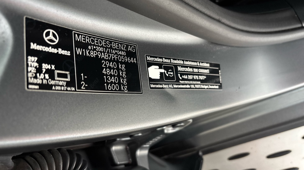 MERCEDES EQC Dent