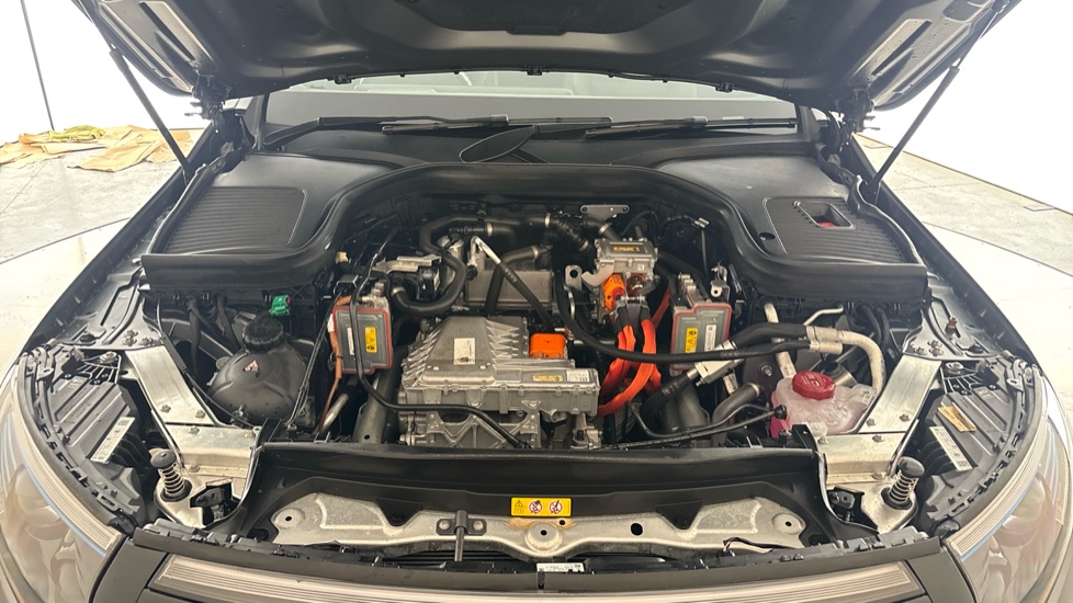 MERCEDES EQC Image 16
