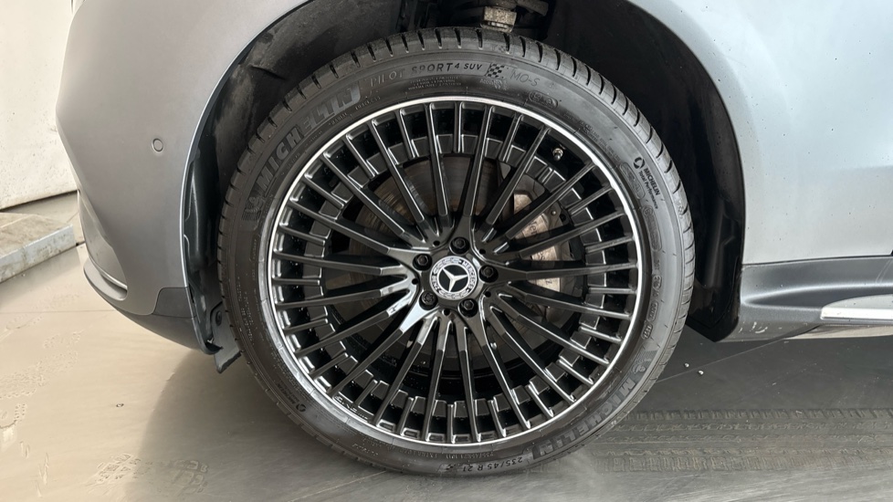 MERCEDES EQC Image 17