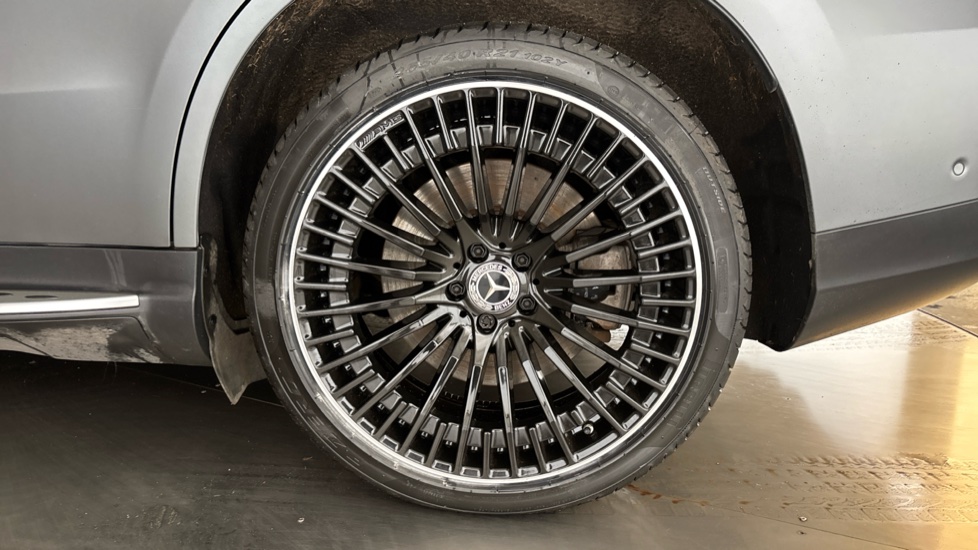 MERCEDES EQC Image 18
