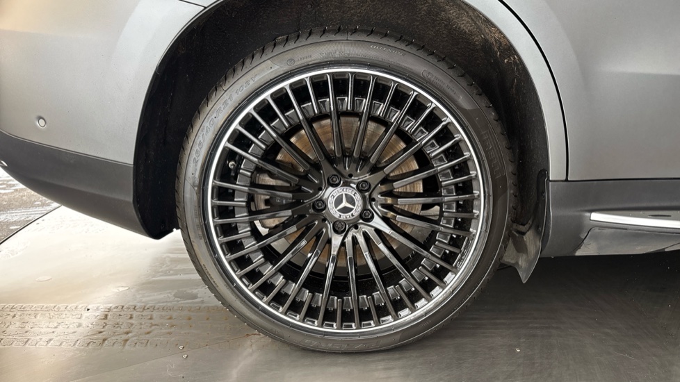 MERCEDES EQC Image 19