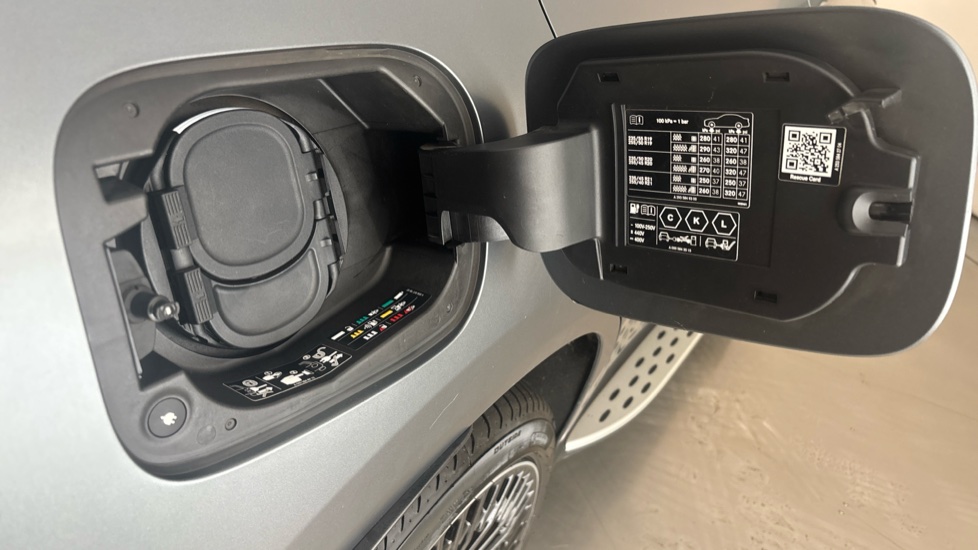 MERCEDES EQC Image 21