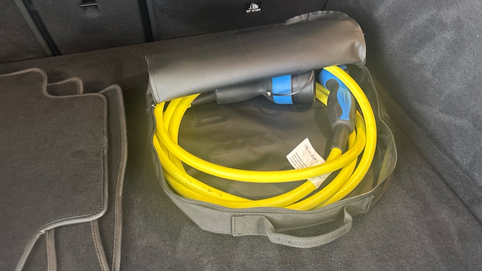 MERCEDES EQC Image 22