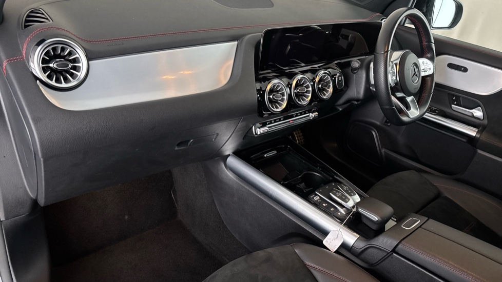 MERCEDES EQA Image 10