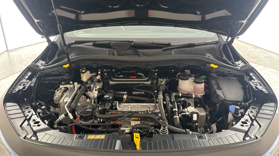 MERCEDES EQA Image 16