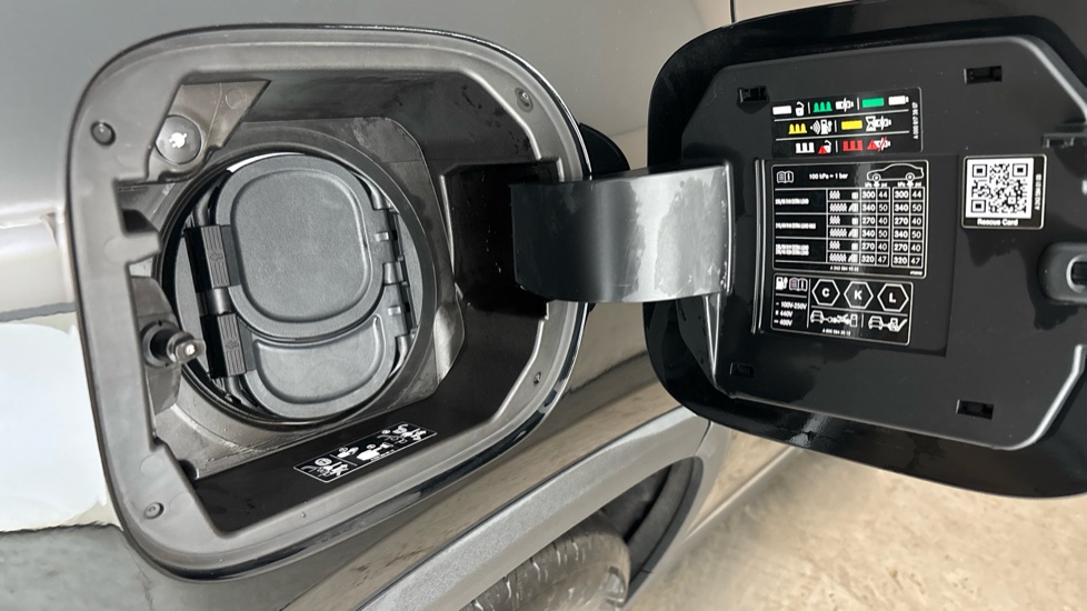 MERCEDES EQA Image 21