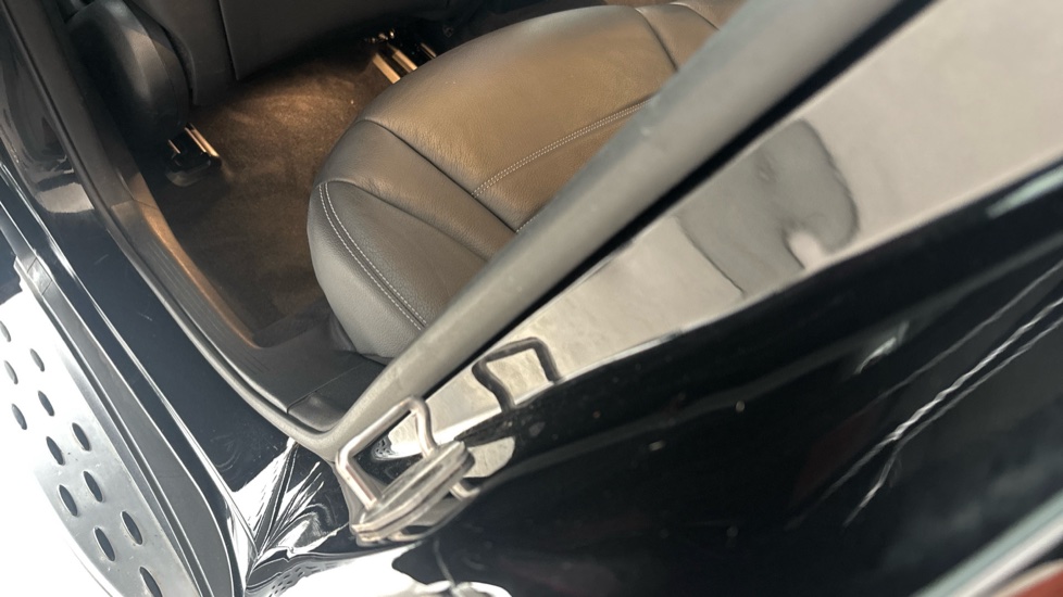 MERCEDES EQC dents