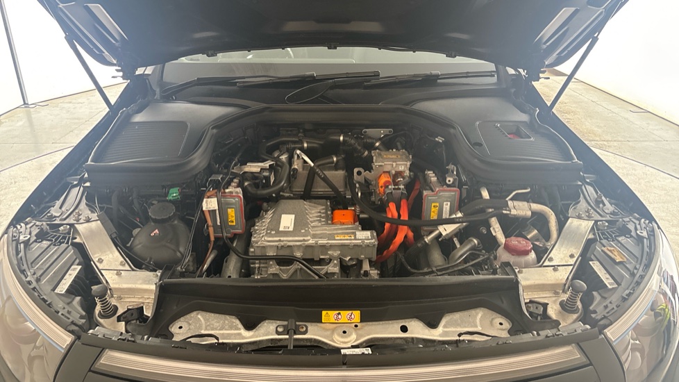 MERCEDES EQC Image 16