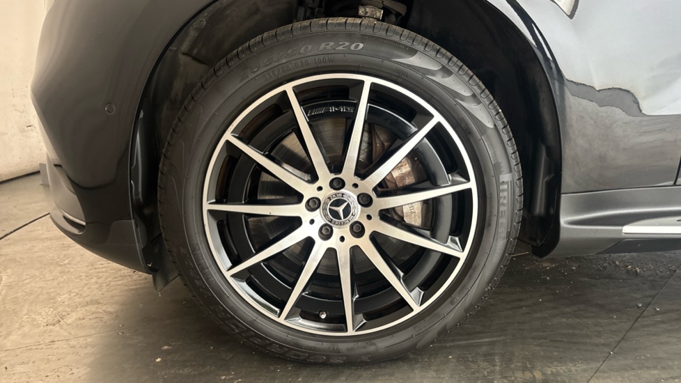 MERCEDES EQC Image 17
