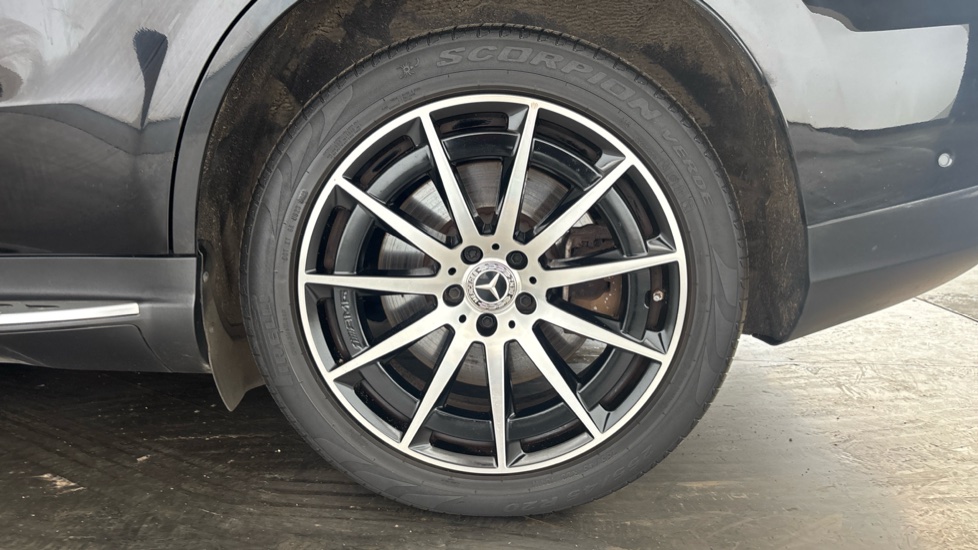 MERCEDES EQC Image 18