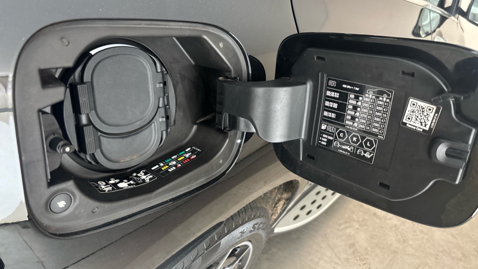 MERCEDES EQC Image 21