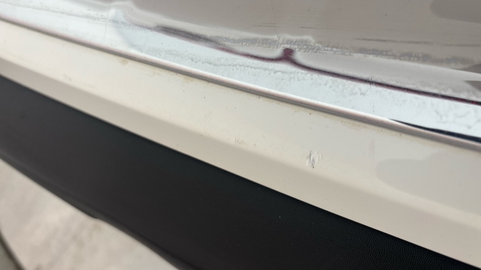 MERCEDES EQB Scratches and chips