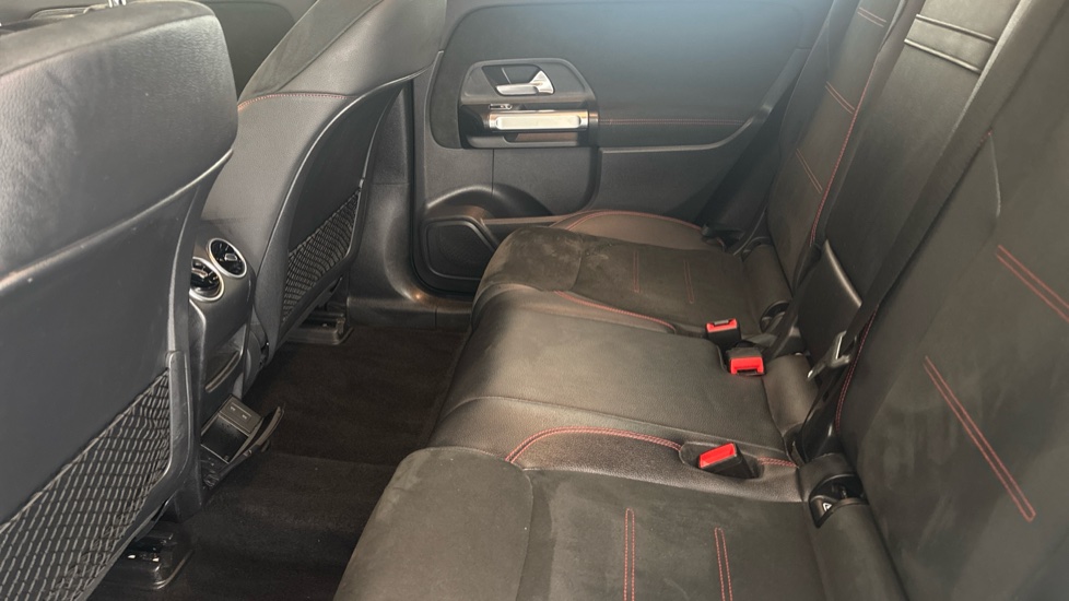 MERCEDES EQB Image 14