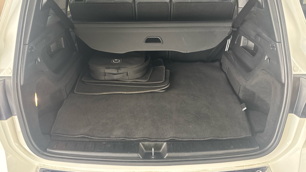 MERCEDES EQB Image 15