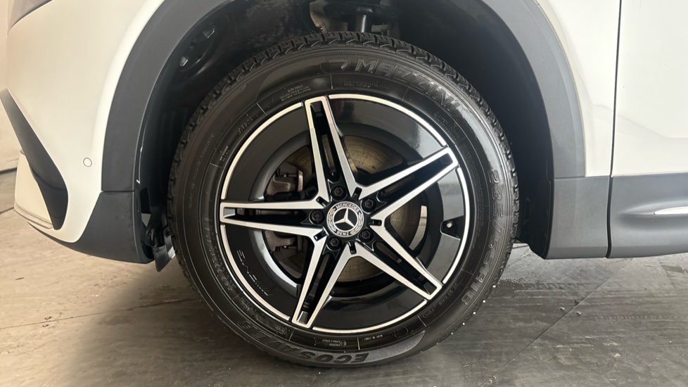 MERCEDES EQB Image 17