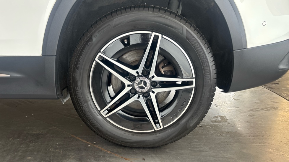 MERCEDES EQB Image 18