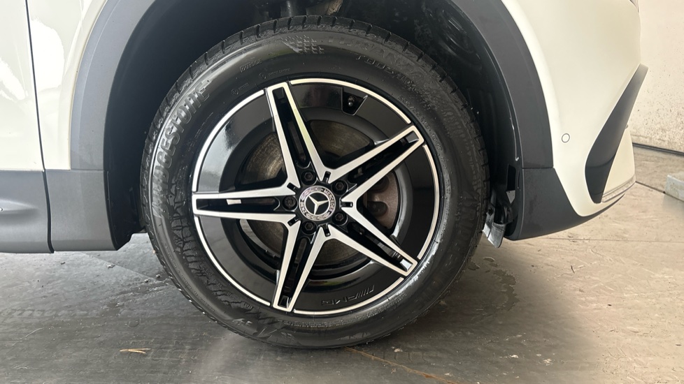 MERCEDES EQB Image 20