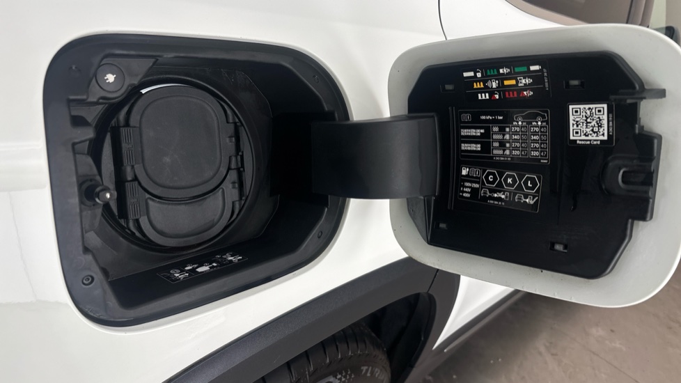 MERCEDES EQB Image 21