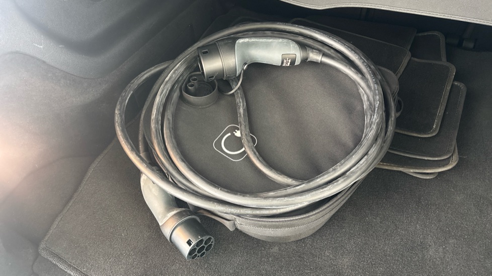 MERCEDES EQB Image 22