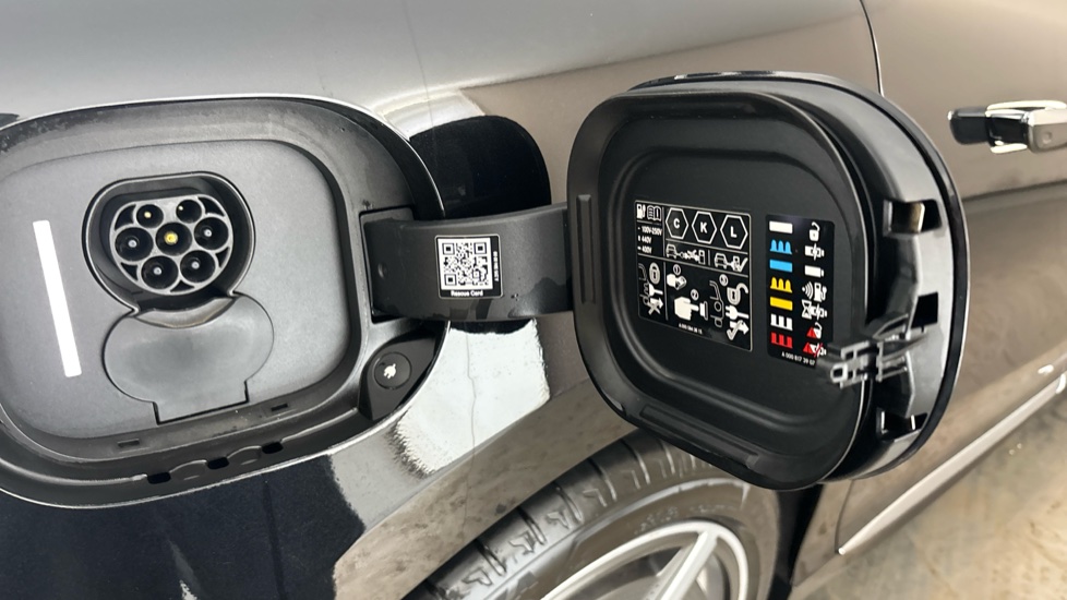 MERCEDES EQE Image 21