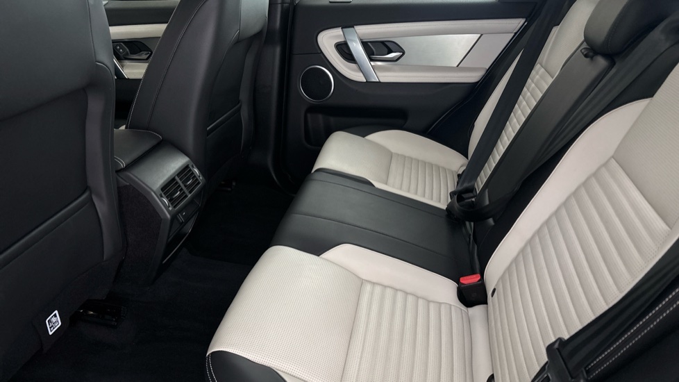 LAND ROVER DISCOVERY SPORT Image 14