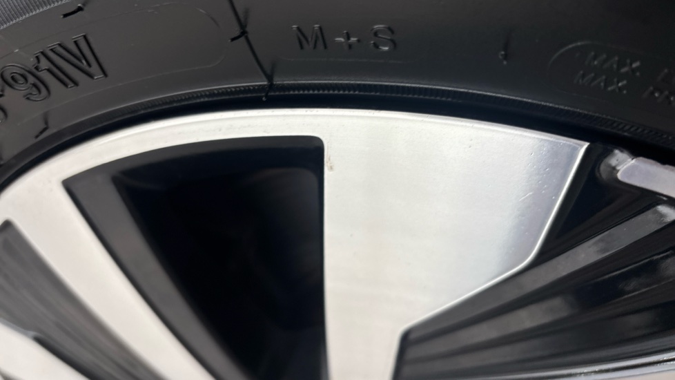 VOLKSWAGEN GOLF scuff