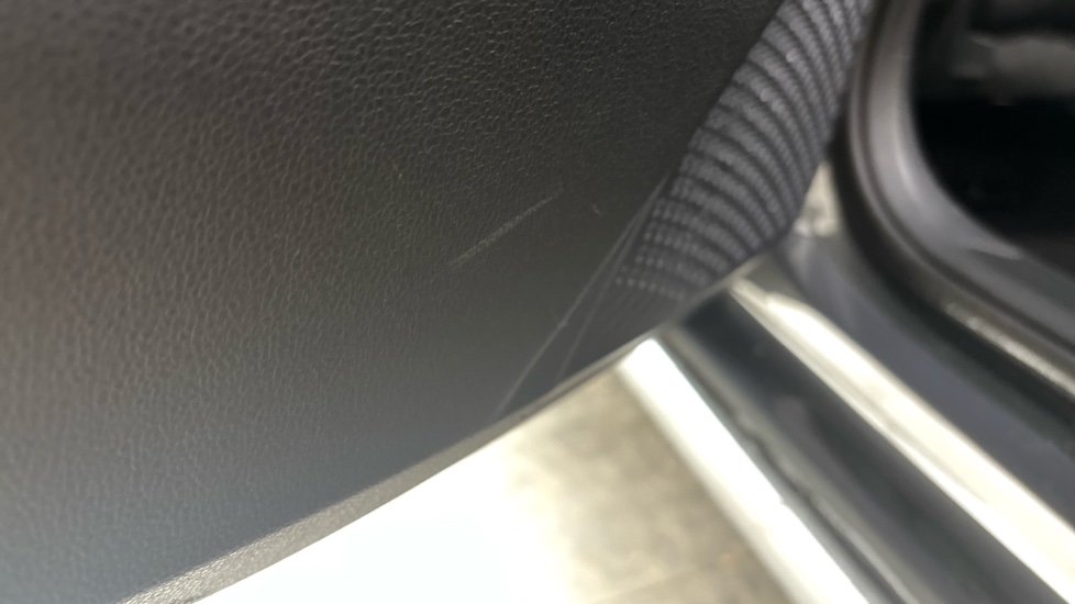 VOLKSWAGEN GOLF scratches