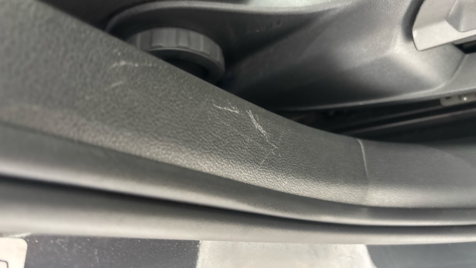 VOLKSWAGEN GOLF scratches