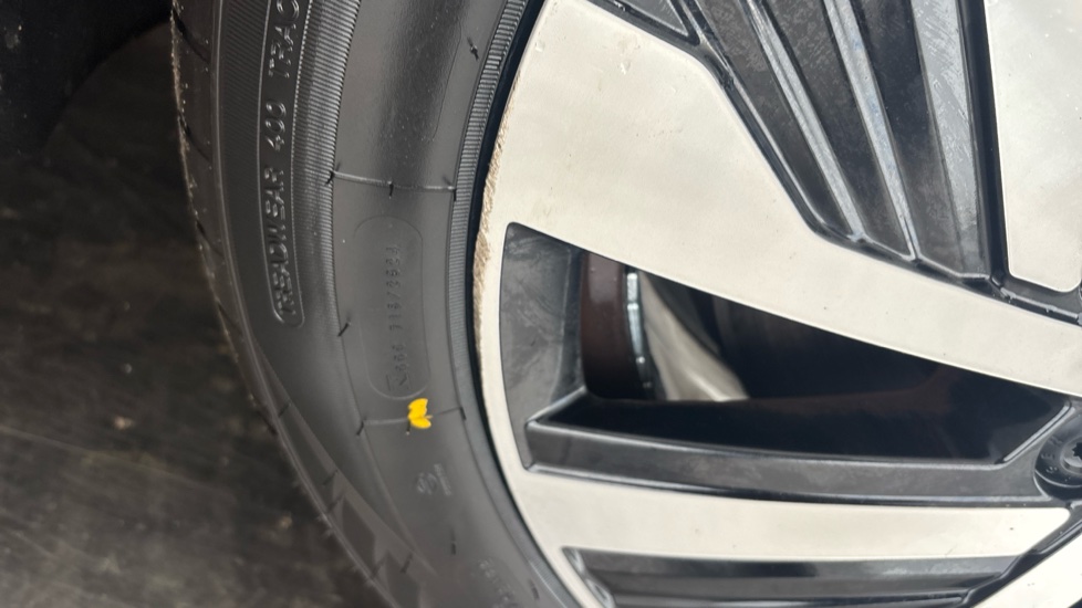 VOLKSWAGEN GOLF scuff