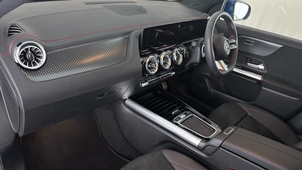 MERCEDES EQA Image 10
