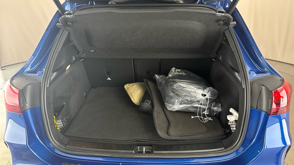 MERCEDES EQA Image 15
