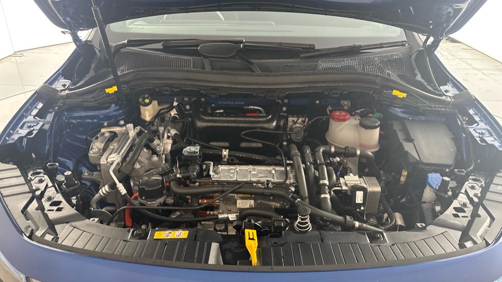 MERCEDES EQA Image 16