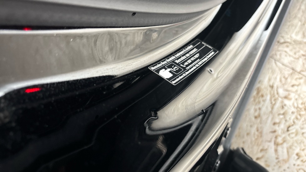 MERCEDES EQA Dents