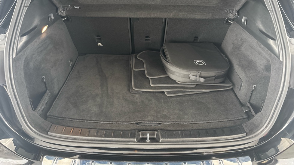 MERCEDES EQA Image 15